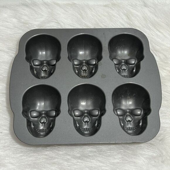 NWOB Nordic Ware Skull 6 Cakelet Bakeware Halloween, Day Of The Dead - Picture 3 of 12